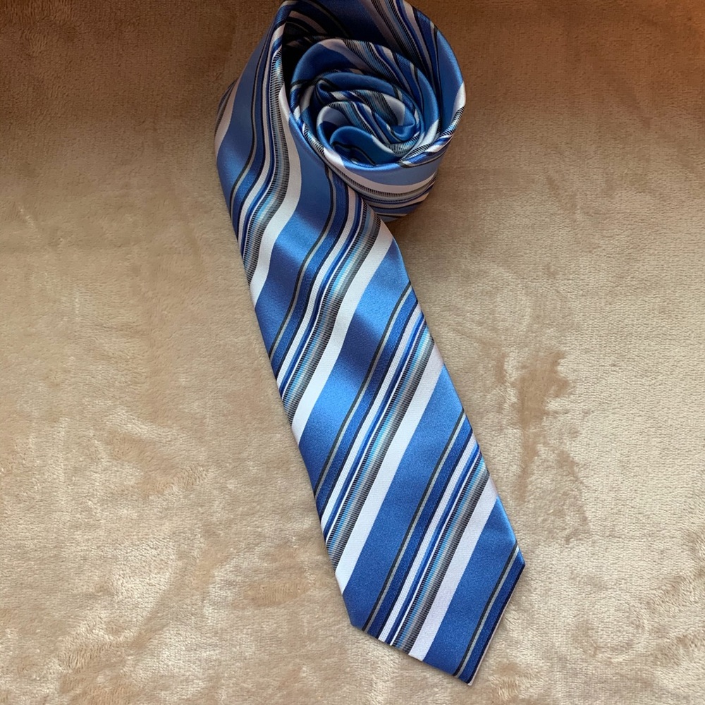 Geoffrey Beene 100% silk blue striped tie